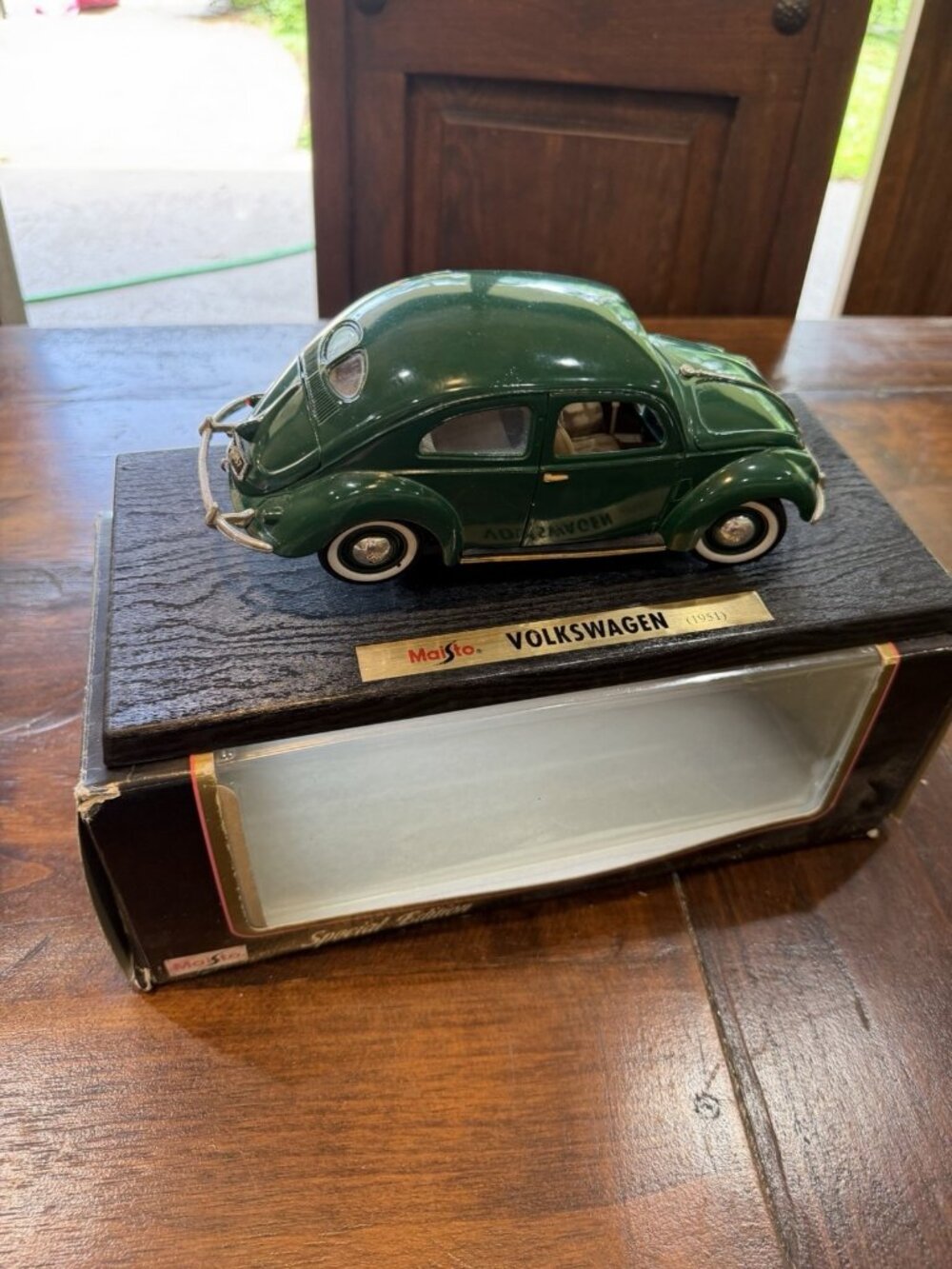 Maisto Volkswagen Beetle 1951 Diecast Green Model Car Opening Doors Hood Trunk